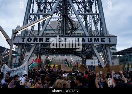 Barcelone, Espagne. 02 octobre 2025. Les manifestants défilent tout en agitant des drapeaux palestiniens pendant la manifestation. Des milliers de personnes ont défilé pour protester contre le blocage et l'arrestation des participants de la flottille mondiale de Sumud, une mission humanitaire civile qui tentait d'acheminer de l'aide à Gaza, interceptée par la marine israélienne. (Photo Davide Bonaldo/SOPA images/SIPA USA) crédit : SIPA USA/Alamy Live News Banque D'Images