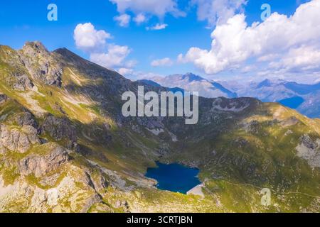 Vue aérienne du Lago Cernello et du Lago Sucotto pendant l'été au coucher du soleil. Valgoglio, Val Seriana, Bergamo district, Lombardie, Italie, Europe du Sud Banque D'Images