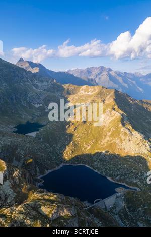 Vue aérienne du Lago Cernello et du Lago Sucotto pendant l'été au coucher du soleil. Valgoglio, Val Seriana, Bergamo district, Lombardie, Italie, Europe du Sud Banque D'Images