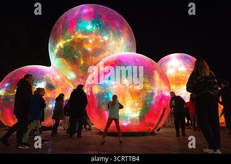 Essen, Allemagne. 02 octobre 2025. L'installation lumineuse d'Evanescent par Atelier Sisu est vue lors du traditionnel festival de lumière d'Essen 2025 à Essen, Allemagne, le 2 octobre 2025. (Photo de Ying Tang/NurPhoto)0 crédit : NurPhoto SRL/Alamy Live News Banque D'Images