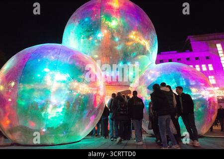 Essen, Allemagne. 02 octobre 2025. L'installation lumineuse d'Evanescent par Atelier Sisu est vue lors du traditionnel festival de lumière d'Essen 2025 à Essen, Allemagne, le 2 octobre 2025. (Photo de Ying Tang/NurPhoto) crédit : NurPhoto SRL/Alamy Live News Banque D'Images