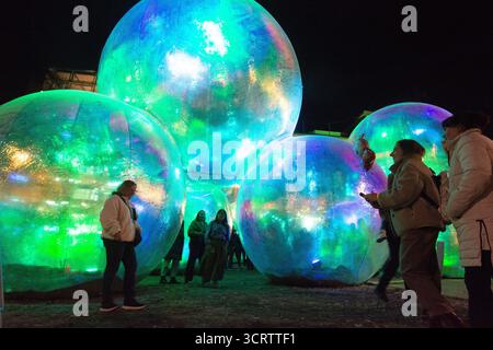Essen, Allemagne. 02 octobre 2025. L'installation lumineuse d'Evanescent par Atelier Sisu est vue lors du traditionnel festival de lumière d'Essen 2025 à Essen, Allemagne, le 2 octobre 2025. (Photo de Ying Tang/NurPhoto) crédit : NurPhoto SRL/Alamy Live News Banque D'Images