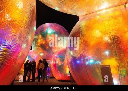 Essen, Allemagne. 02 octobre 2025. L'installation lumineuse d'Evanescent par Atelier Sisu est vue lors du traditionnel festival de lumière d'Essen 2025 à Essen, Allemagne, le 2 octobre 2025. (Photo de Ying Tang/NurPhoto) crédit : NurPhoto SRL/Alamy Live News Banque D'Images