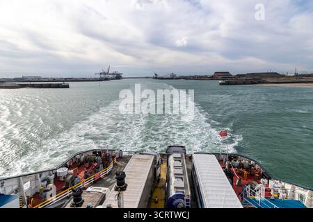 Le Red Ensign, sur un ferry au départ de Dunkerque, en France, est l'enseigne civile officielle du Royaume-Uni, pilotée par des navires marchands britanniques. Banque D'Images