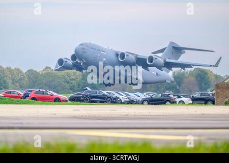 C-17 Globemaster au décollage de la RAF Brize Norton Banque D'Images