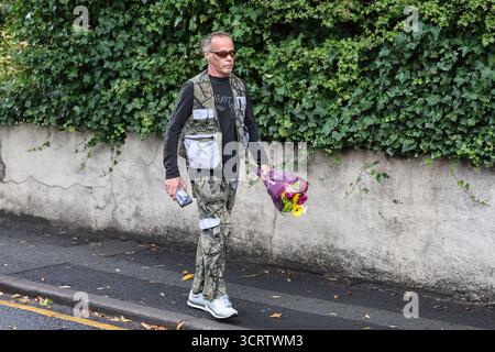 Manchester, Royaume-Uni. 03 Oct, 2025. Des fleurs sont amenées sur les lieux alors que les gens rendent hommage lors de l'attaque terroriste de la synagogue de Manchester jour 2 à Heaton Park Shul, Manchester, Royaume-Uni, le 3 octobre 2025 (photo par Mark Cosgrove/News images) à Manchester, Royaume-Uni le 10/3/2025. (Photo de Mark Cosgrove/News images/SIPA USA) crédit : SIPA USA/Alamy Live News Banque D'Images