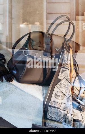 Paris, France - 7 septembre 2025 : vitrine de la boutique Hermès avec des sacs à main en cuir de luxe au 24 rue du Faubourg Saint-Honoré Banque D'Images