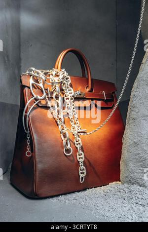 Paris, France - 7 septembre 2025 : vitrine de la boutique Hermès avec des sacs à main en cuir de luxe au 24 rue du Faubourg Saint-Honoré Banque D'Images