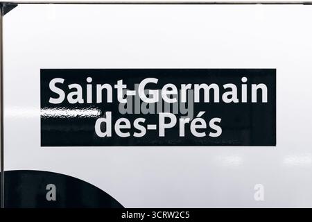 Paris, France - 10 septembre 2025 : panneau de la station de métro Saint Germain des Prés avec typographie moderne en noir et blanc. Banque D'Images