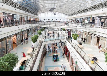 Intérieur du centre commercial Centro Vasco da Gama à Lisbonne, Portugal Banque D'Images