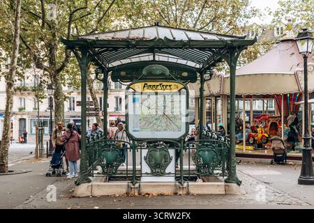 Paris, France - 11 septembre 2025 : entrée de la station de métro Abbesses à Montmartre avec le panneau emblématique Art Nouveau d’Hector Guimard. Banque D'Images