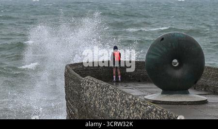 Brighton UK 3 octobre 2025 - les vagues s'écrasent sur le front de mer et la plage de Brighton alors que la tempête Amy approche avec les régions du nord-ouest de la Grande-Bretagne qui devraient être le plus touchées : Credit Simon Dack / Alamy Live News Banque D'Images