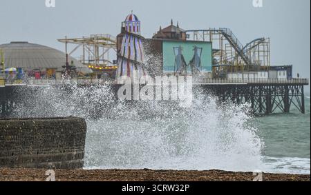 Brighton UK 3 octobre 2025 - les vagues s'écrasent sur le front de mer et la plage de Brighton près de la jetée du palais alors que la tempête Amy approche avec les régions du nord-ouest de la Grande-Bretagne qui devraient être le plus touchées : crédit Simon Dack / Alamy Live News Banque D'Images