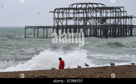 Brighton UK 3 octobre 2025 - les vagues s'écrasent sur le front de mer et la plage de Brighton près de la jetée ouest alors que la tempête Amy approche avec les régions du nord-ouest de la Grande-Bretagne qui devraient être le plus touchées : crédit Simon Dack / Alamy Live News Banque D'Images