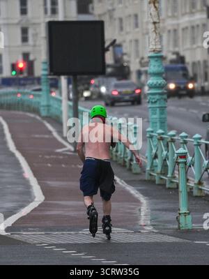 Brighton UK 3 octobre 2025 - Une lame roulante matinale se bat contre les vents forts sur le front de mer de Brighton alors que la tempête Amy approche avec les régions du nord-ouest de la Grande-Bretagne qui devraient être le plus touchées : crédit Simon Dack / Alamy Live News Banque D'Images
