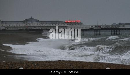 Brighton UK 3 octobre 2025 - les vagues s'écrasent sur le front de mer et la plage de Brighton près de la jetée du palais alors que la tempête Amy approche avec les régions du nord-ouest de la Grande-Bretagne qui devraient être le plus touchées : crédit Simon Dack / Alamy Live News Banque D'Images