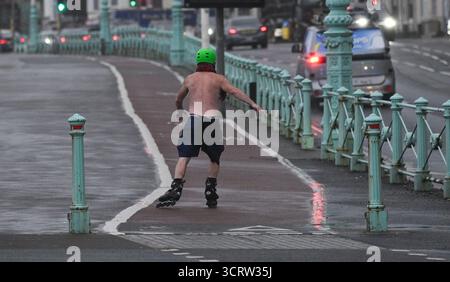Brighton UK 3 octobre 2025 - Une lame roulante matinale se bat contre les vents forts sur le front de mer de Brighton alors que la tempête Amy approche avec les régions du nord-ouest de la Grande-Bretagne qui devraient être le plus touchées : crédit Simon Dack / Alamy Live News Banque D'Images