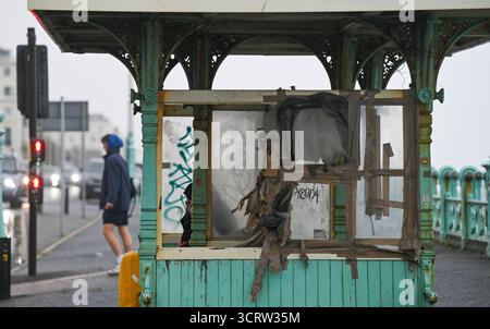 Brighton UK 3 octobre 2025 - Un abri venteux en bord de mer à Brighton alors que la tempête Amy approche avec les régions du nord-ouest de la Grande-Bretagne qui devraient être le plus touchées : Credit Simon Dack / Alamy Live News Banque D'Images