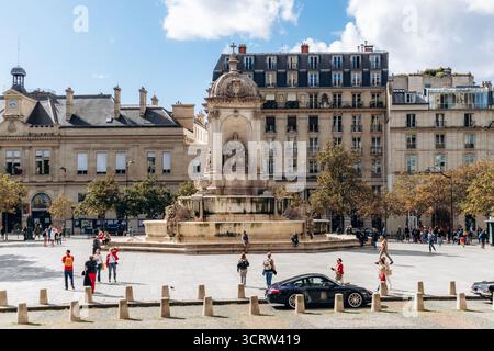 Paris, France - 12 septembre 2025 : vue de la Fontaine Saint-Sulpice située sur la place Saint-Sulpice à Paris, avec ses statues de quatre évêques et d Banque D'Images