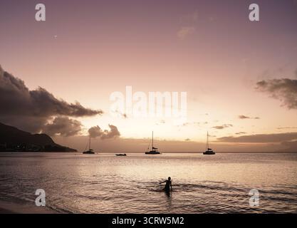 Victoria. 24 septembre 2025. Cette photo prise le 24 septembre 2025 montre un coucher de soleil sur Mahé Island, Seychelles. Les Seychelles sont un archipel de l'océan Indien comprenant 115 îles. Mahé Island, la plus grande de toutes les îles de la nation, abrite la capitale Victoria et une destination touristique renommée. Crédit : Han Xu/Xinhua/Alamy Live News Banque D'Images