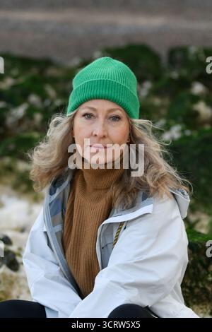 Portrait d'une femme de soixante ans avec un sourire blanc Banque D'Images