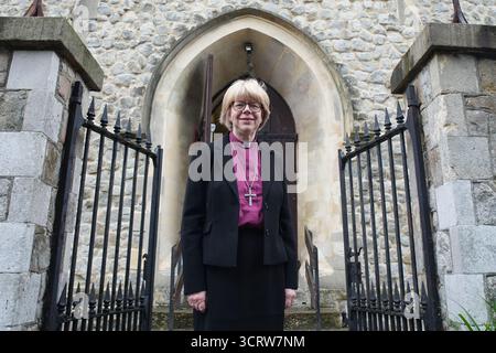 Archevêque de Cantorbéry-désigné Dame Sarah Mullally lors d'une visite à l'église All Saints de Cantorbéry, Kent, avant son annonce en tant que 106e archevêque de Cantorbéry, la première fois qu'une femme est nommée à ce rôle dans l'histoire de l'Église d'Angleterre. Date de la photo : vendredi 3 octobre 2025. Banque D'Images