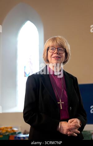 Archevêque de Cantorbéry-désigné Dame Sarah Mullally lors d'une visite à l'église All Saints de Cantorbéry, Kent, avant son annonce en tant que 106e archevêque de Cantorbéry, la première fois qu'une femme est nommée à ce rôle dans l'histoire de l'Église d'Angleterre. Date de la photo : vendredi 3 octobre 2025. Banque D'Images