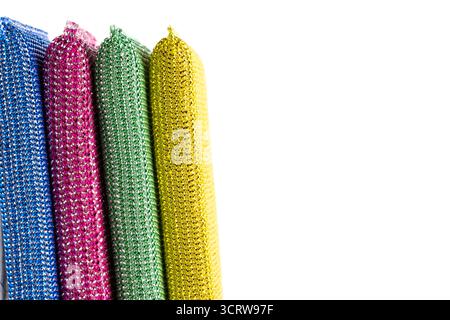 Éponges colorées pour laver la vaisselle sur fond blanc Banque D'Images
