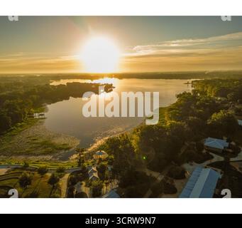 Lever de soleil aérien au-dessus d'un lac. Banque D'Images