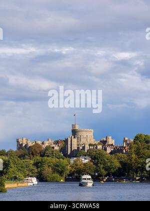 Château de Windsor, Tamise, Windsor, Angleterre, Royaume-Uni. Banque D'Images