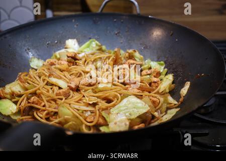 Sauté de nouilles au poulet et au chou Banque D'Images