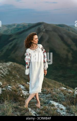 Portrait de femme en vêtements traditionnels avec fond de montagne. Banque D'Images