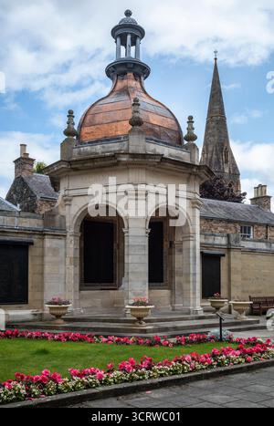Le magnifique mémorial aux gens de Peebles qui y ont sacrifié vit les deux guerres mondiales et, plus récemment, en Afghanistan, Peebles, en Écosse Banque D'Images