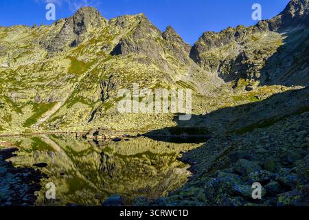 Zabia Dolina Mieguszowiecka (dolina Žabích plis) et Zabie Stawy Mieguszowieckie (Žabie plesá Mengusovské), montagnes des Hautes Tatras, Slovaquie Banque D'Images