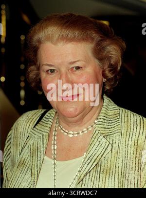 Photo du dossier datée du 21/01/99 de l'actrice Patricia Routledge assistant à la cérémonie de remise des prix du South Bank Show au Savoy Hotel à Londres. L'actrice Dame Patricia Routledge, mieux connue pour l'émission télévisée Keeping Up Appearance, est décédée à l'âge de 96 ans, a déclaré son agent. Date d'émission : vendredi 3 octobre 2025. Banque D'Images