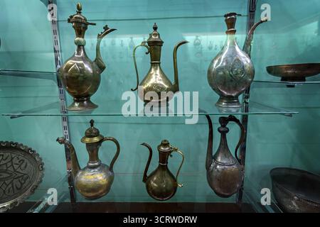 Échantillons de pichet en laiton au Musée national du Tadjikistan à Douchanbé Banque D'Images