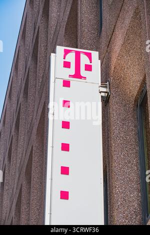 Logo de la marque de télécommunications Deutsche Telekom sur le côté d'un bâtiment situé sur la Konigsallee Banque D'Images