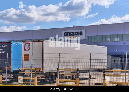 Winsen, Allemagne ; 30 septembre 2025 : centre de distribution Amazon avec remorque de location devant un entrepôt moderne dans le cadre de la logistique e-commerce et Banque D'Images