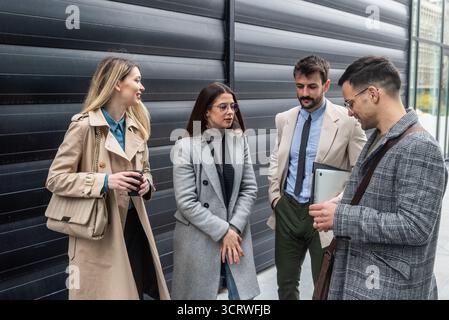 Experts INFORMATIQUES indépendants développeurs de technologies innovantes, travaillant sur une nouvelle réunion de personnel de projet avec des conversations informelles en tenue de bonne tenue à l'extérieur du bureau Banque D'Images