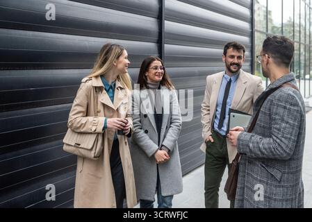 Experts INFORMATIQUES indépendants développeurs de technologies innovantes, travaillant sur une nouvelle réunion de personnel de projet avec des conversations informelles en tenue de bonne tenue à l'extérieur du bureau Banque D'Images
