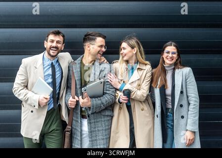 Experts INFORMATIQUES indépendants développeurs de technologies innovantes, travaillant sur une nouvelle réunion de personnel de projet avec des conversations informelles en tenue de bonne tenue à l'extérieur du bureau Banque D'Images