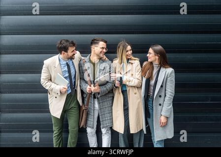 Experts INFORMATIQUES indépendants développeurs de technologies innovantes, travaillant sur une nouvelle réunion de personnel de projet avec des conversations informelles en tenue de bonne tenue à l'extérieur du bureau Banque D'Images