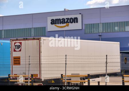 Winsen, Allemagne ; 30 septembre 2025 : centre de distribution Amazon avec remorque de location devant un entrepôt moderne dans le cadre de la logistique e-commerce et Banque D'Images
