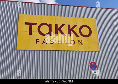 Winsen, Allemagne ; 30 septembre 2025 : Takko logo de la mode sur la façade du centre de distribution, représentant la chaîne d'approvisionnement de détail de mode, la logistique et CLO Banque D'Images