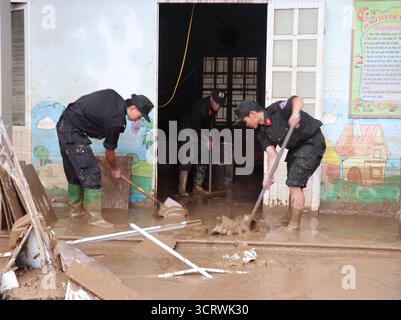 Hanoi, Vietnam. 3 octobre 2025. Les gens font des travaux de nettoyage dans une école de la province de Tuyen Quang, Vietnam, Oct. 3, 2025. Le typhon Bualoi et les inondations et glissements de terrain qui ont suivi ont tué 51 personnes, en ont laissé 14 autres disparus et en ont blessé 164 dans le nord et le centre du Vietnam, avec des pertes économiques préliminaires estimées à près de 15,9 billions de dong vietnamiens (environ 608 millions de dollars américains), a déclaré l’Autorité de gestion des catastrophes et des dykes au Vietnam dans un rapport vendredi. Crédit : VNA/Xinhua/Alamy Live News Banque D'Images