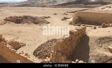 Les bâtiments et les colonnes de mégalithes de l'Égypte ancienne. Les ruines antiques d'édifices égyptiens Banque D'Images