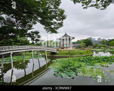 La beauté intemporelle du pavillon Hyangwonjeong se reflète dans l'eau. Banque D'Images