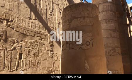 Les bâtiments et les colonnes de mégalithes de l'Égypte ancienne. Les ruines antiques d'édifices égyptiens Banque D'Images