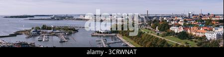 Vue aérienne de la ville animée, où les bâtiments aux toits rouges rencontrent le port tranquille parsemé de bateaux, de bateaux de croisière et d'îles lointaines, Helsinki, Uusimaa, Finlande. Banque D'Images