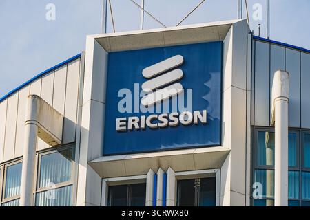 Ericsson logo et lettrage de la multinationale suédoise de réseaux et de télécommunications devant le siège à Dusseldorf Banque D'Images